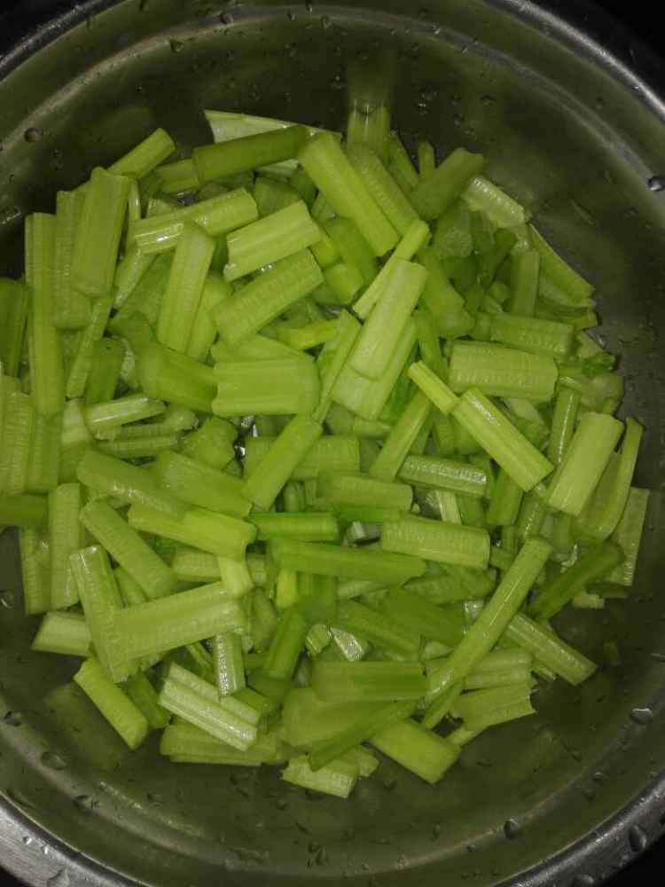 芹菜拌花生米黄豆步骤2