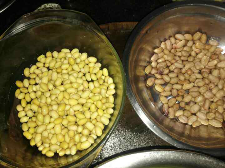 芹菜拌花生米黄豆步骤1