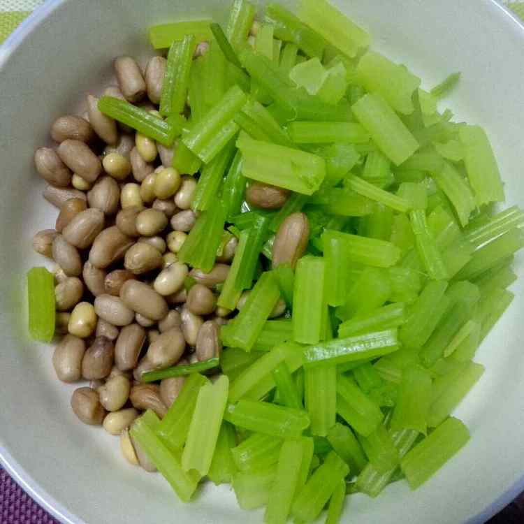 芹菜拌花生米黄豆步骤6