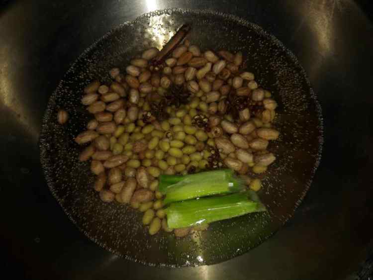 芹菜拌花生米黄豆步骤4