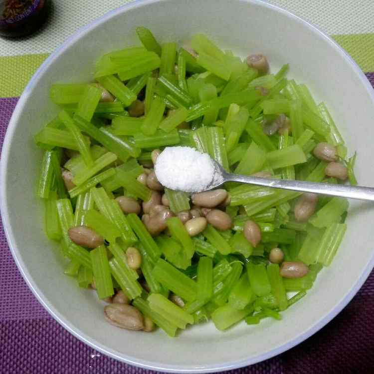 芹菜拌花生米黄豆步骤7