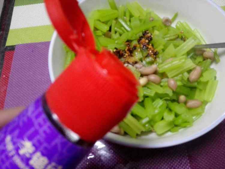 芹菜拌花生米黄豆步骤9