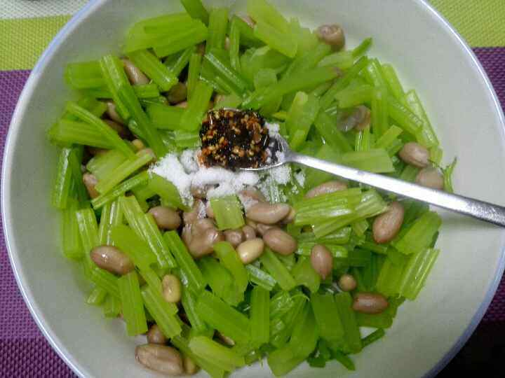 芹菜拌花生米黄豆步骤8