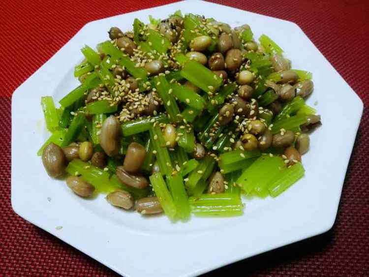 芹菜拌花生米黄豆步骤10