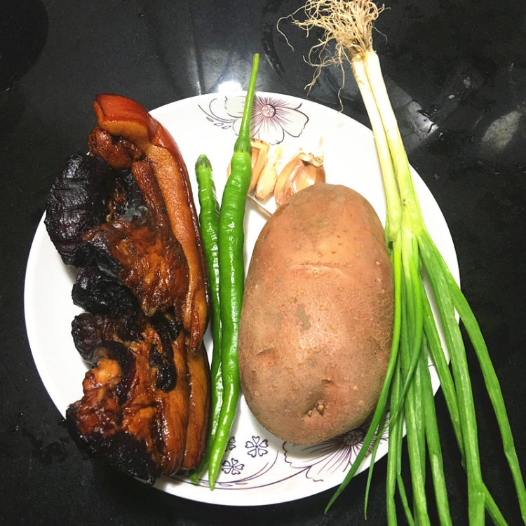 干锅腊肉土豆片步骤1