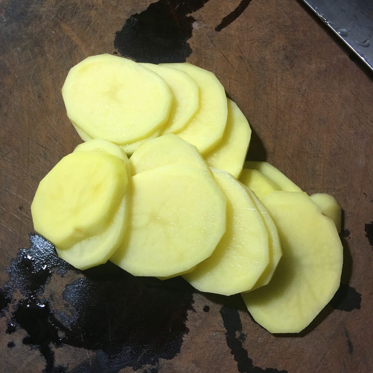 干锅腊肉土豆片步骤3