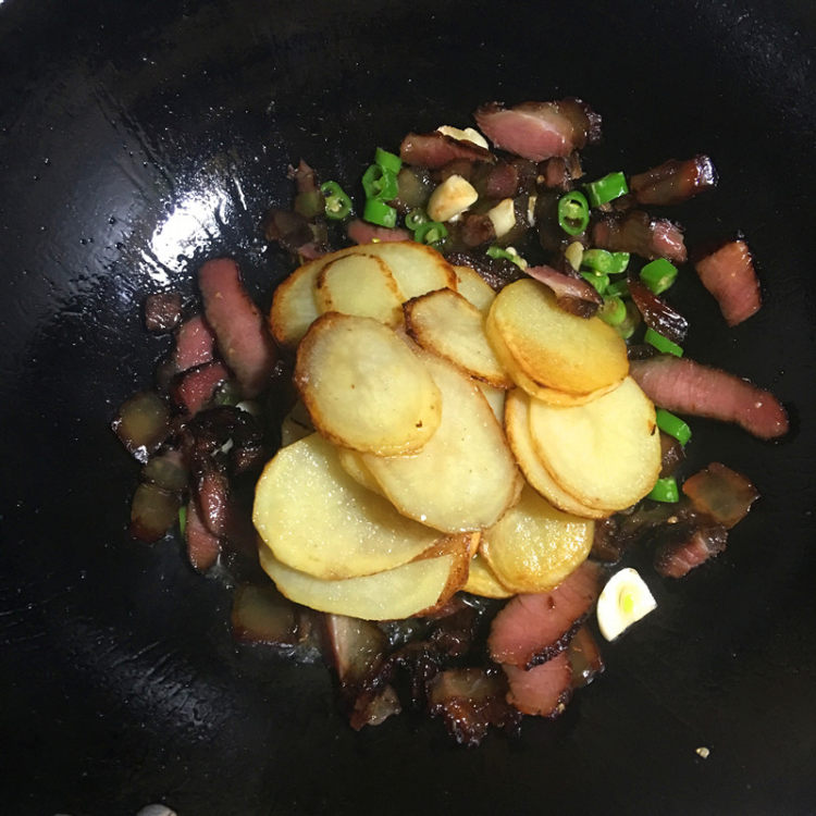 干锅腊肉土豆片步骤11
