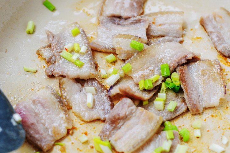 五花肉炒辣白菜步骤4