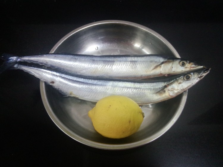 柠檬香煎秋刀鱼步骤1