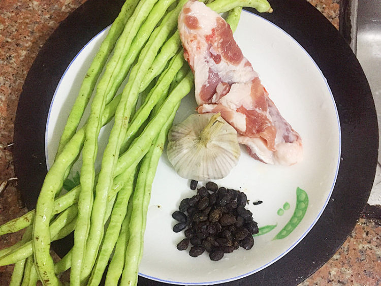 蒜蓉豆豉炒豆角步骤1