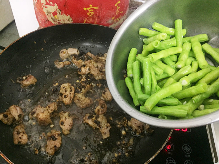 蒜蓉豆豉炒豆角步骤10