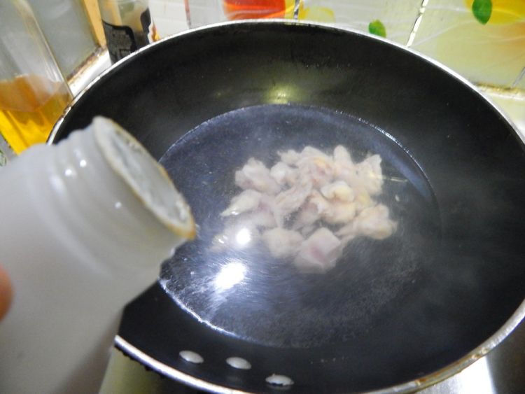 藕丁烧鸡软骨步骤1
