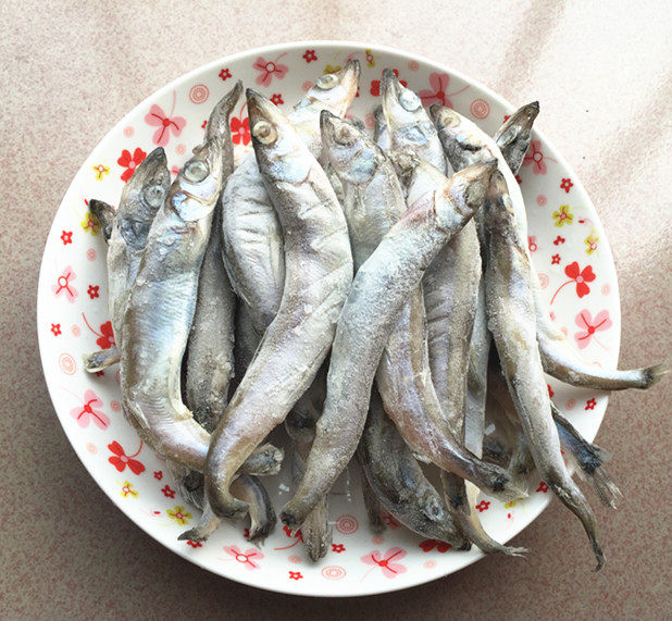 酥炸多春鱼步骤1