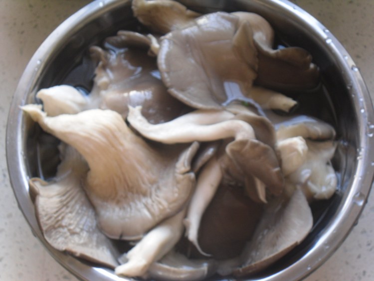 炸蘑菇步骤1