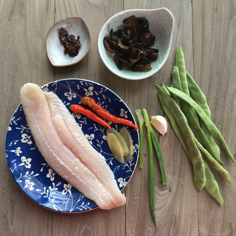 香辣鱼丁炒芸豆步骤1