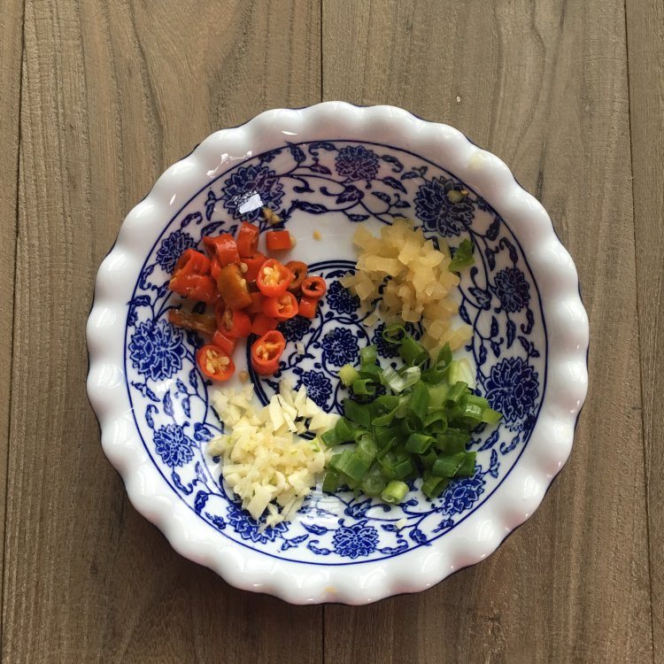 香辣鱼丁炒芸豆步骤3