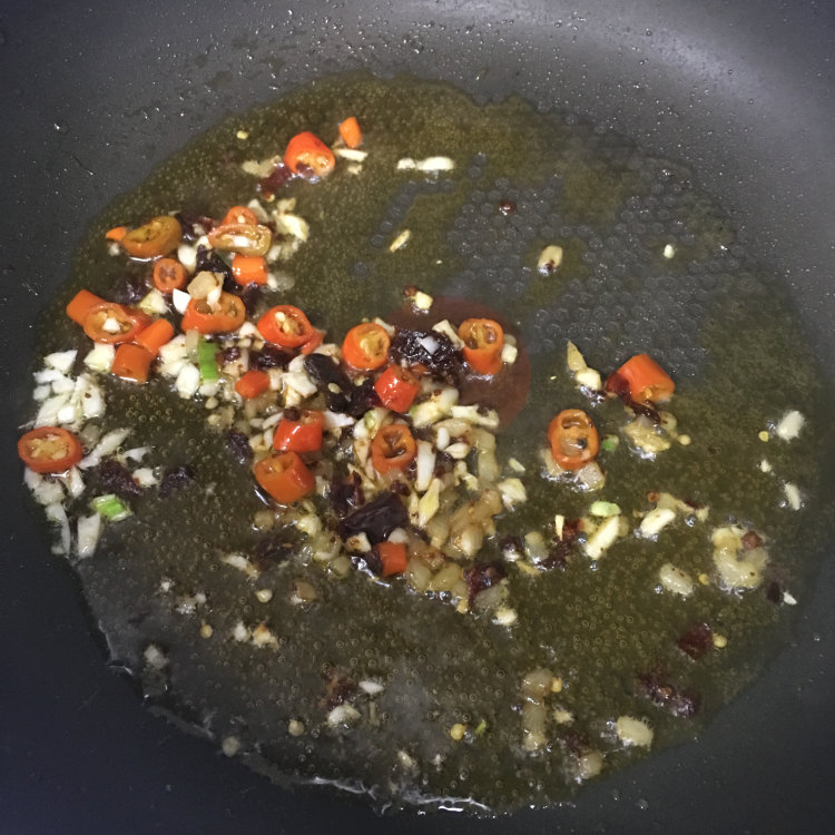 香辣鱼丁炒芸豆步骤6