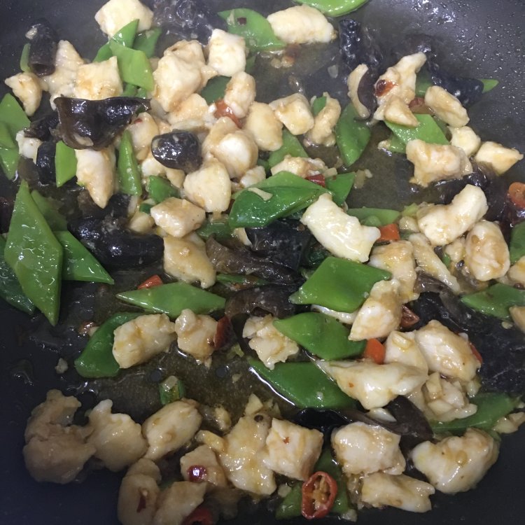 香辣鱼丁炒芸豆步骤8