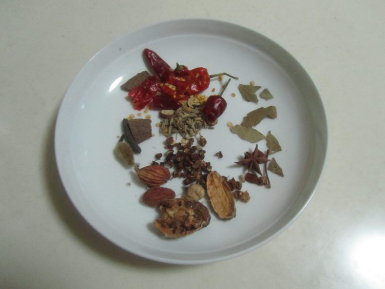 香辣卤鸭翅步骤1