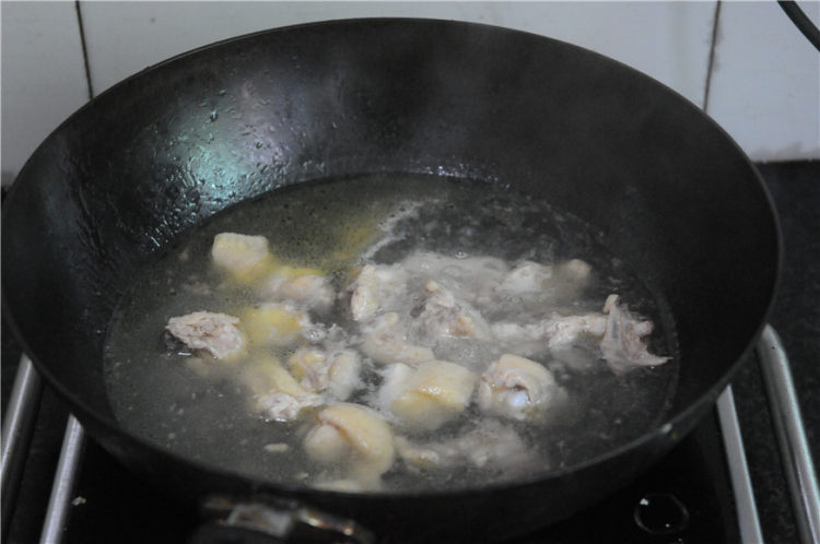 土豆焖三黄鸡步骤2