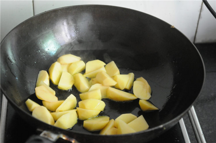 土豆焖三黄鸡步骤4