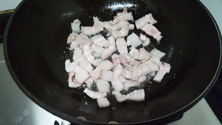 五花肉焖土豆块步骤1