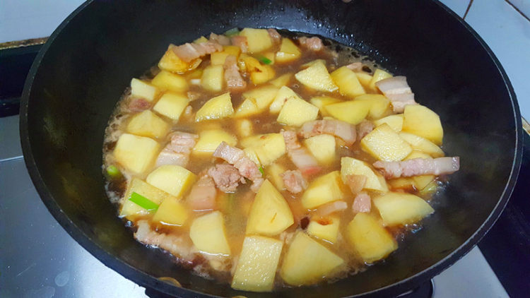 五花肉焖土豆块步骤3