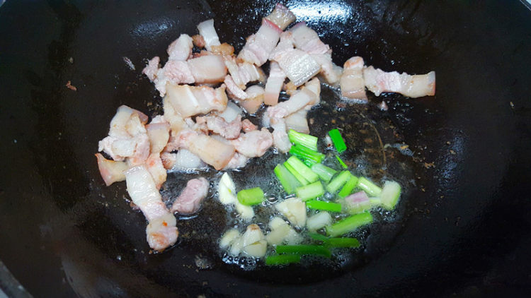 五花肉焖土豆块步骤2