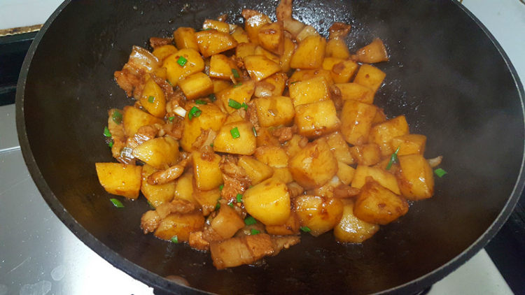 五花肉焖土豆块步骤4