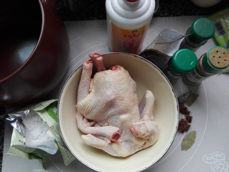 砂锅荷香盐焗鸡步骤1