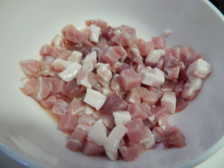 毛豆茄子烧肉丁步骤1