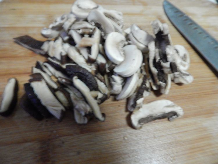 油菜炒双菇步骤1