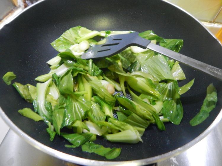 油菜炒双菇步骤4