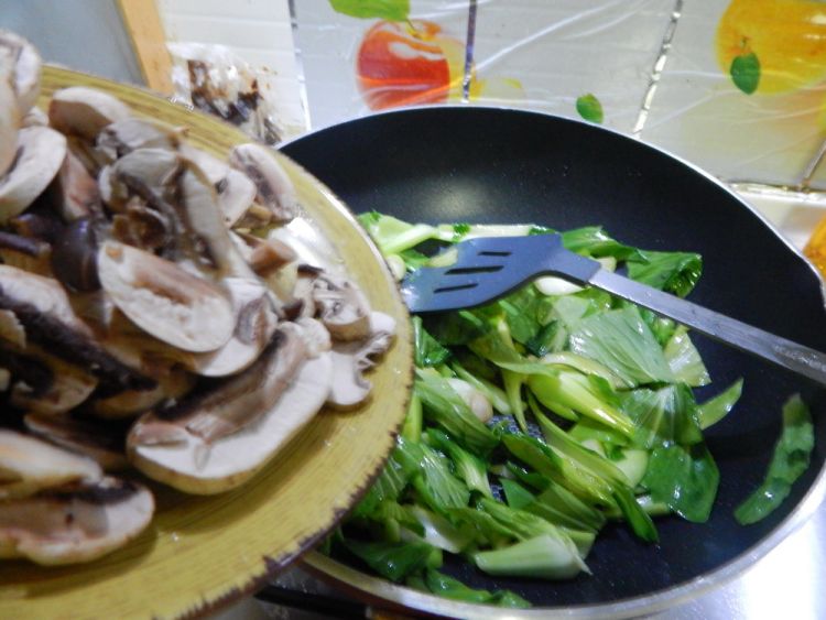 油菜炒双菇步骤5