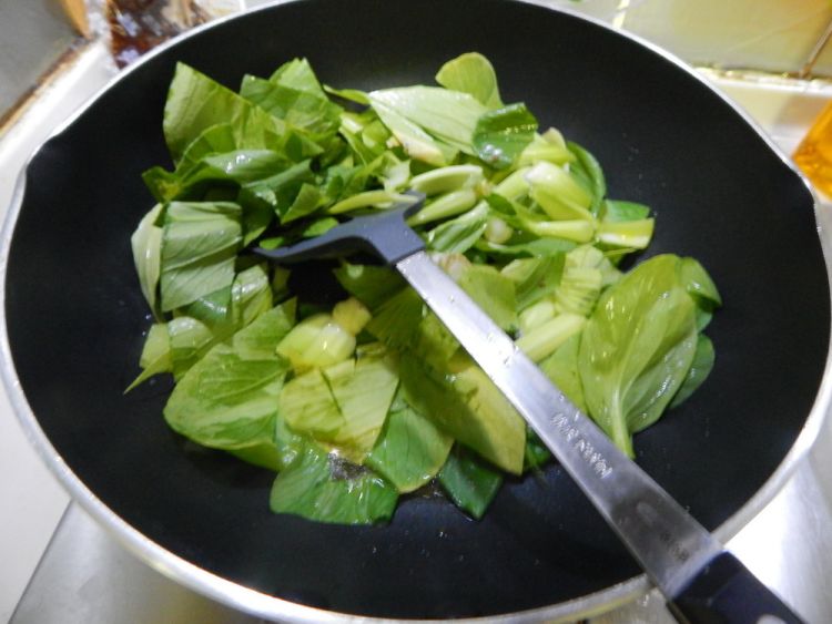 油菜炒双菇步骤3