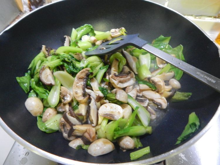 油菜炒双菇步骤6