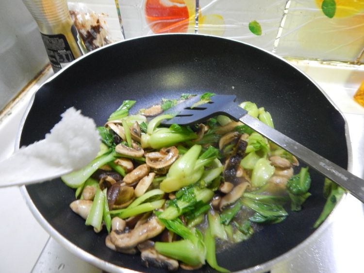 油菜炒双菇步骤9