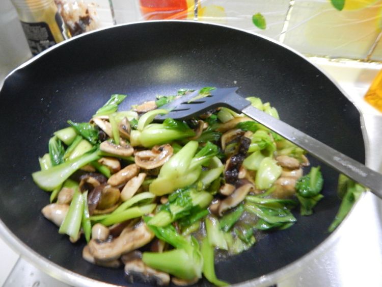 油菜炒双菇步骤8