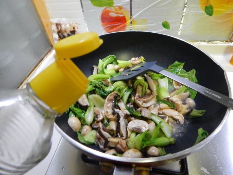 油菜炒双菇步骤7