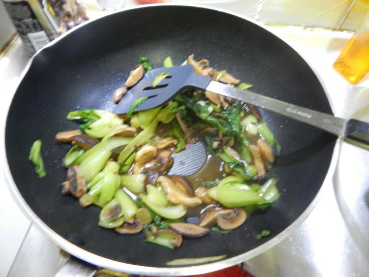 油菜炒双菇步骤10