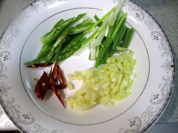 豆瓣辣炒蛤蜊步骤2