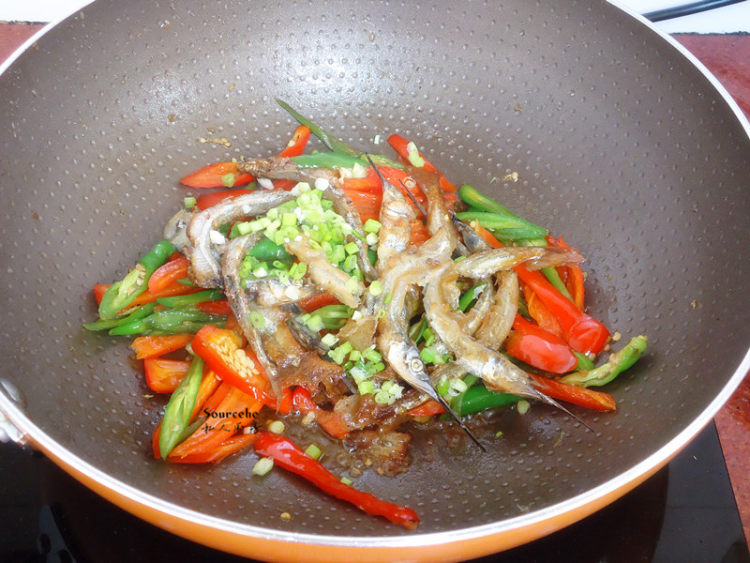 彩椒炒池鱼步骤6
