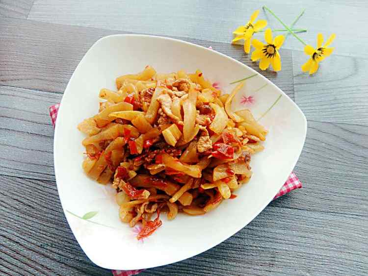 酸辣萝卜条烩肉丝步骤10