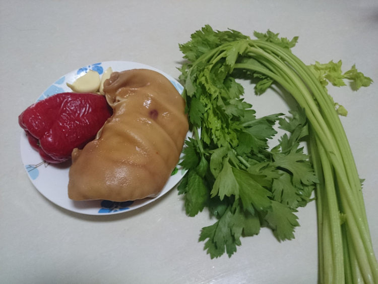 香芹炒猪耳朵步骤1