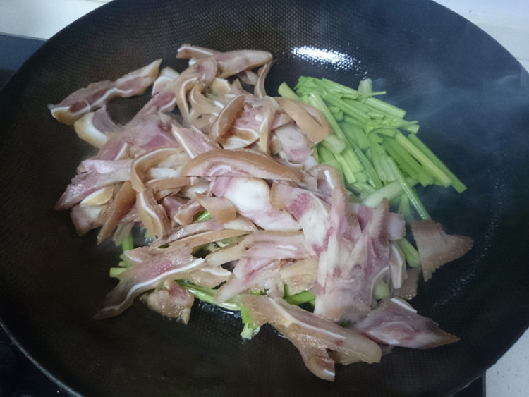 香芹炒猪耳朵步骤5