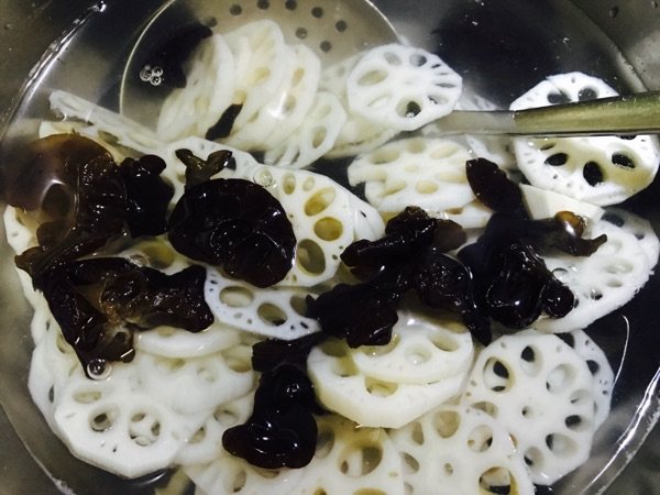 凉拌莲藕木耳步骤1