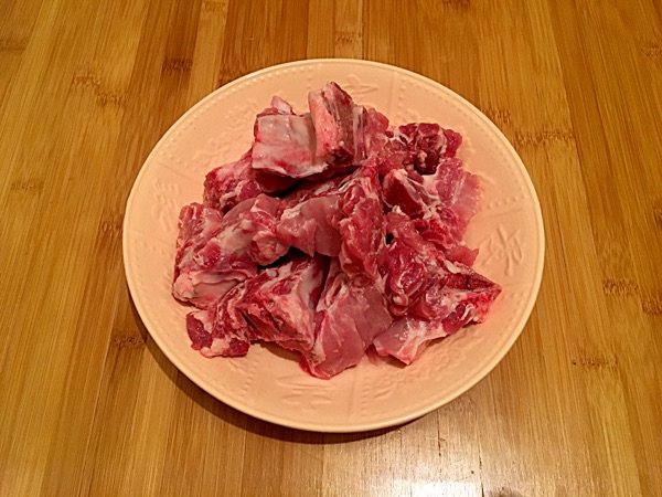 龙骨炖莲藕步骤1