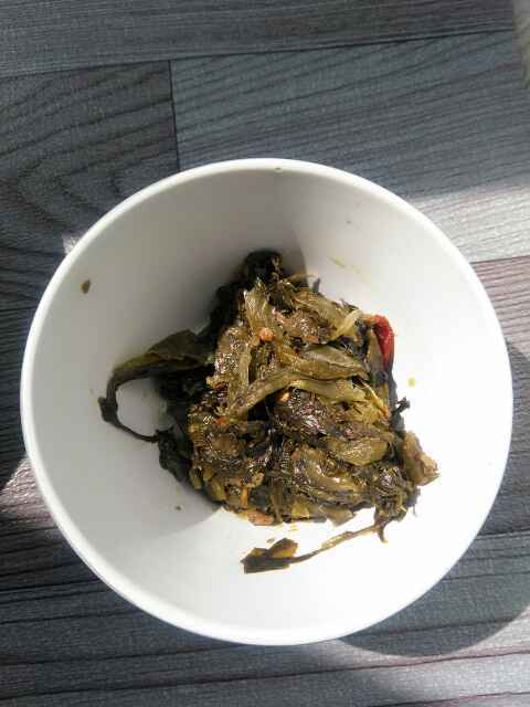 鱼酸菜烩熏肠步骤2