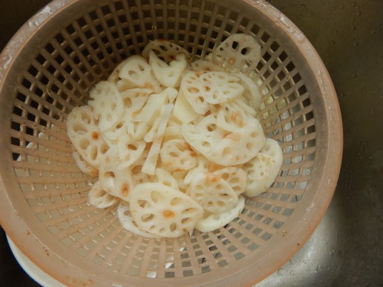 藕凉拌花生米步骤7