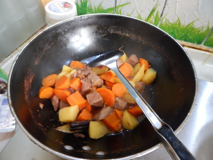 土豆胡萝卜烧牛肉步骤12